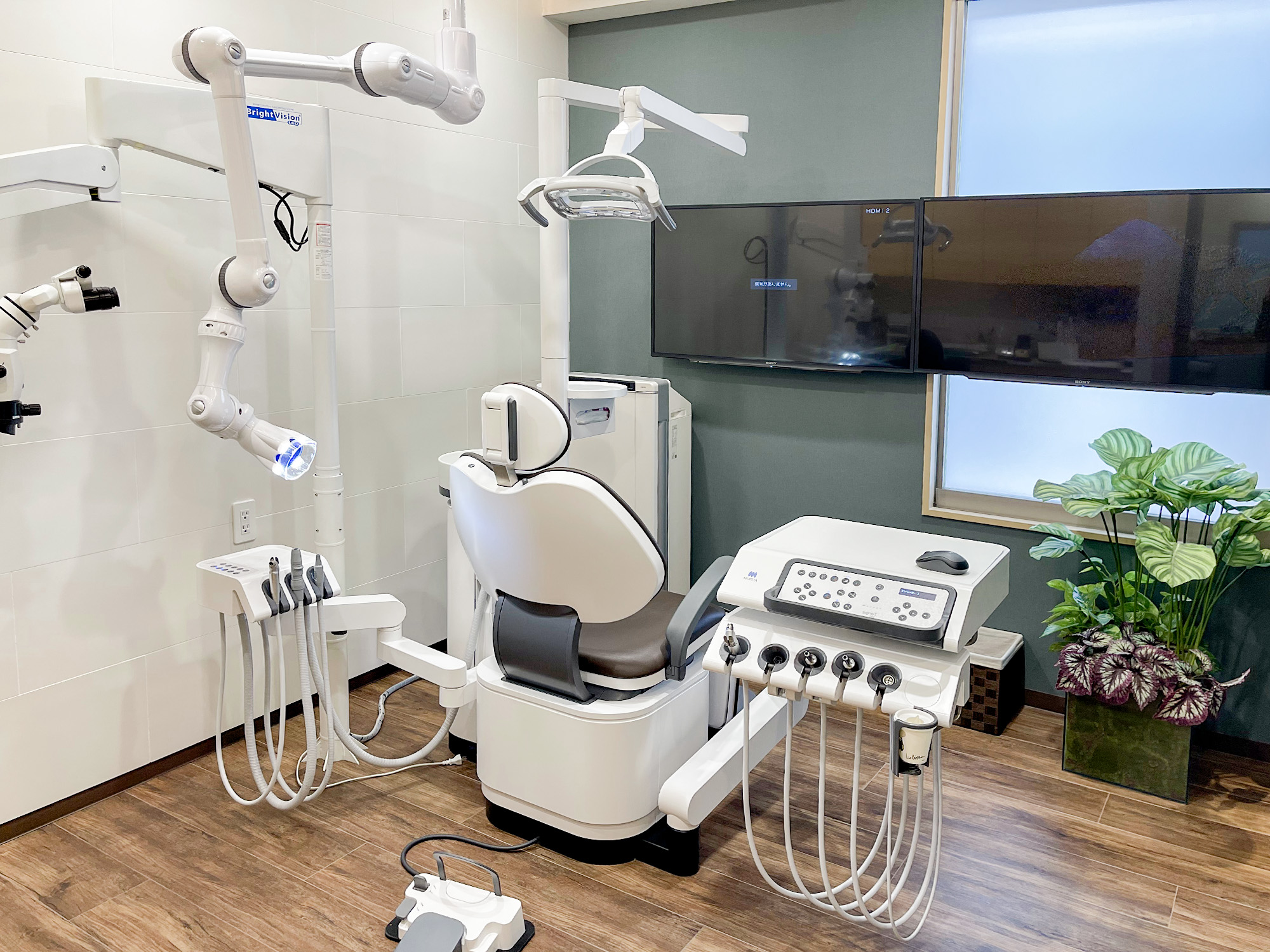 歯科手術用顕微鏡(マイクロスコープ)を使用して高倍率の術野下で精密な治療を行います。