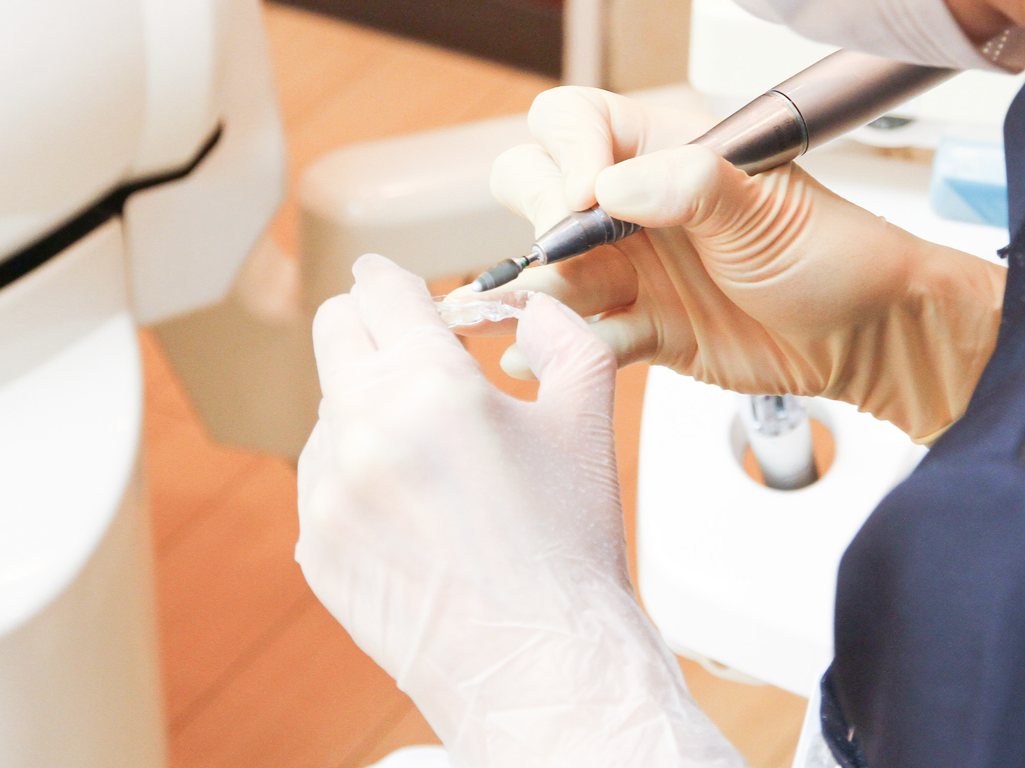 手袋は治療ごと、患者さんごとに使い捨てしています