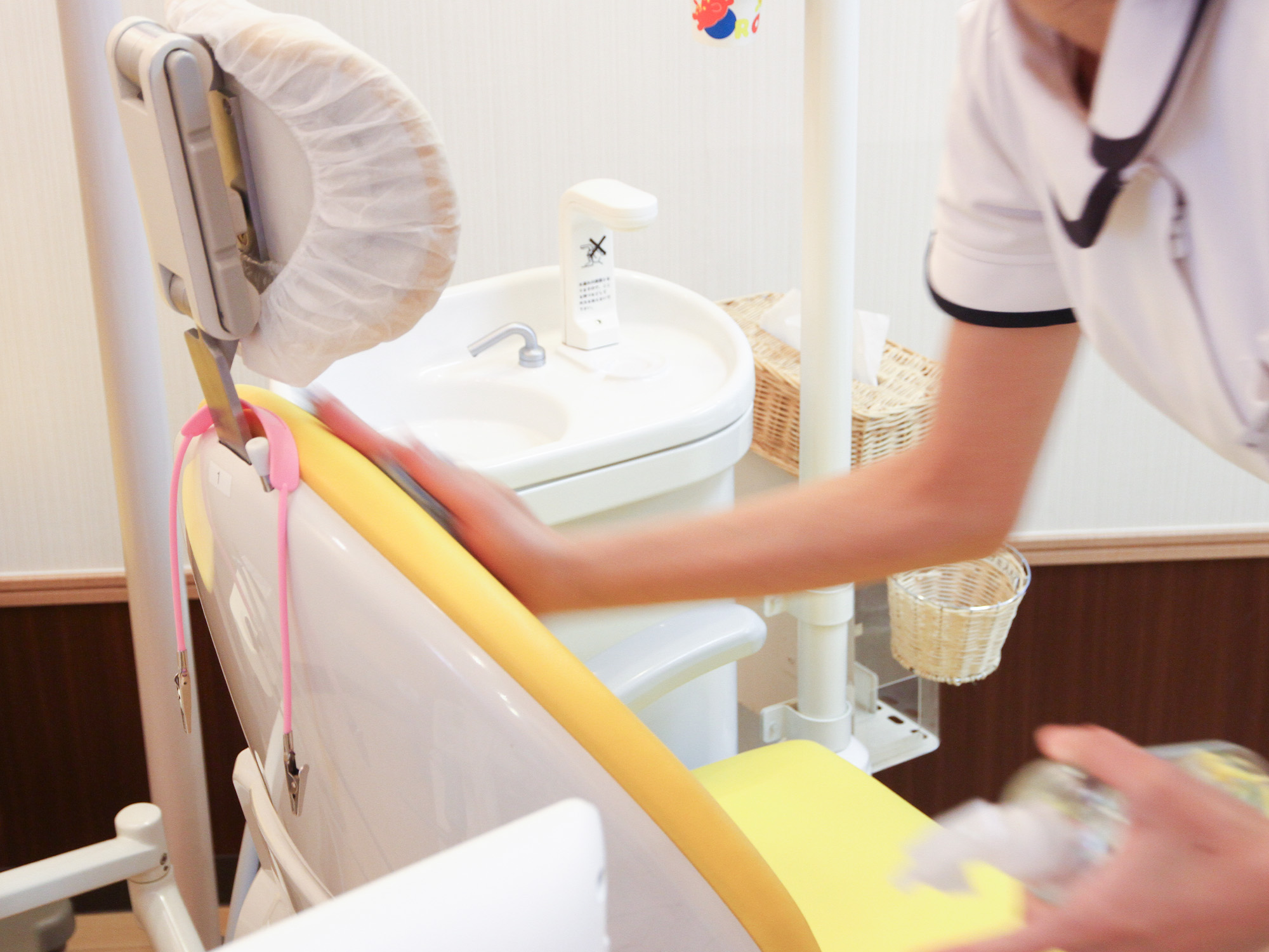 診療台・テーブルは治療終了と同時に洗浄液で掃除しています